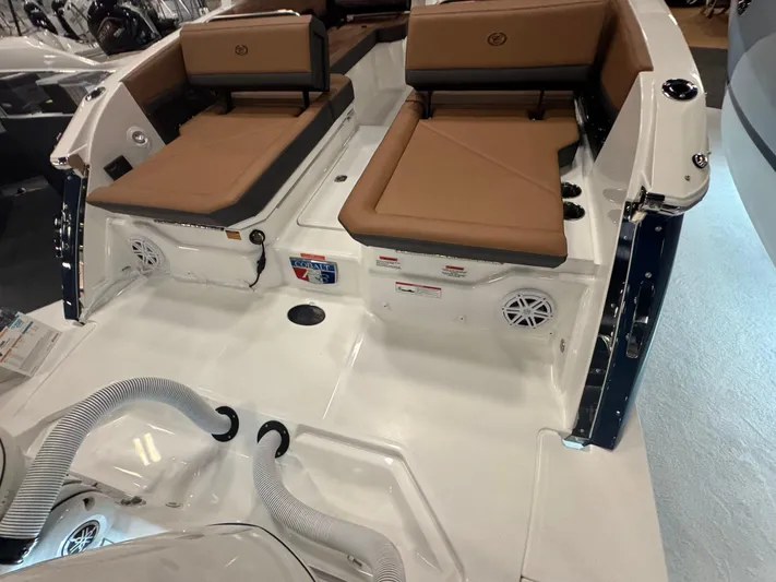  Yacht Photos Pics 2025 Cobalt R8 Ob - Image 7