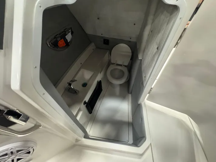  Yacht Photos Pics 2025 Cobalt R8 Ob - Image 14