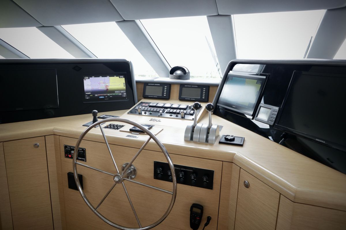 2002 Hatteras 92 
