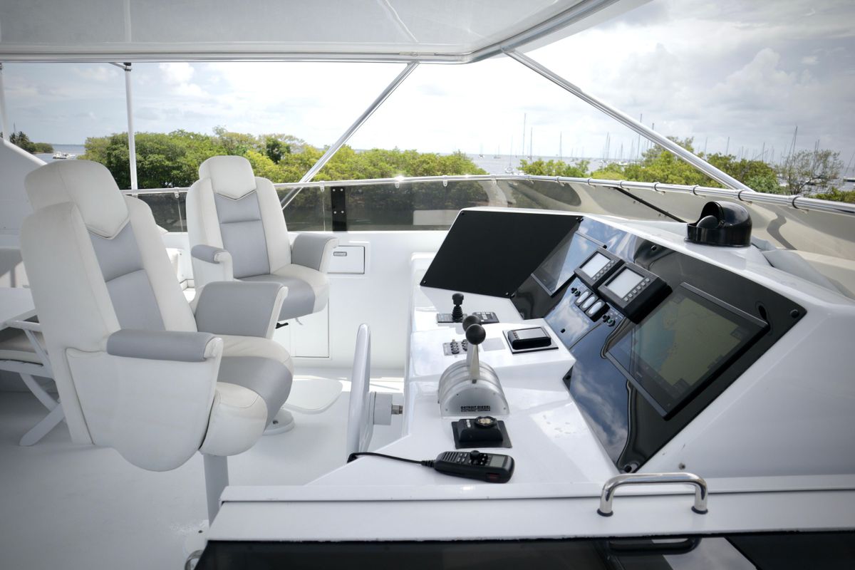 2002 Hatteras 92 