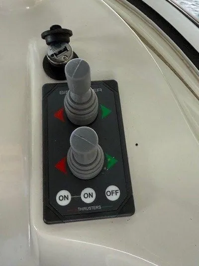  Yacht Photos Pics 2007 Meridian 391 Sedan Bridge - Image 11