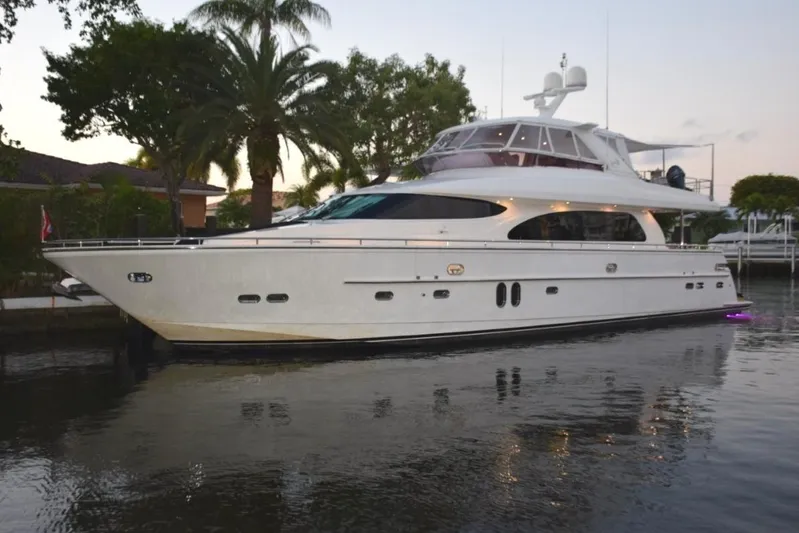 Southern Dell Yacht Photos Pics Lighting on side decks and underwater