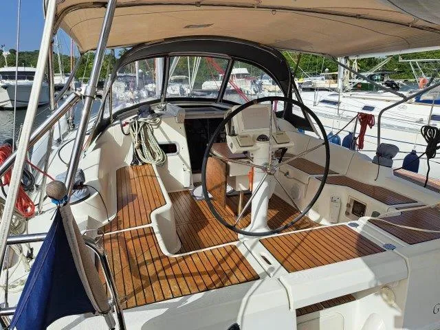 Globe Flotteur Yacht Photos Pics Beneteau Oceanis 37