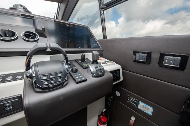 Another Chance III Yacht Photos Pics Azimut 70 Second Chance III - Helm