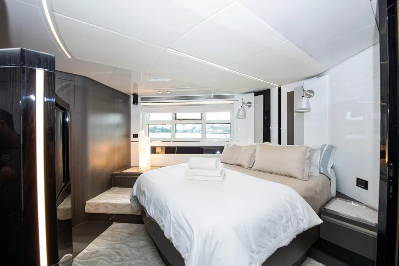 Another Chance III Yacht Photos Pics Azimut 70 Second Chance III - Master Cabin