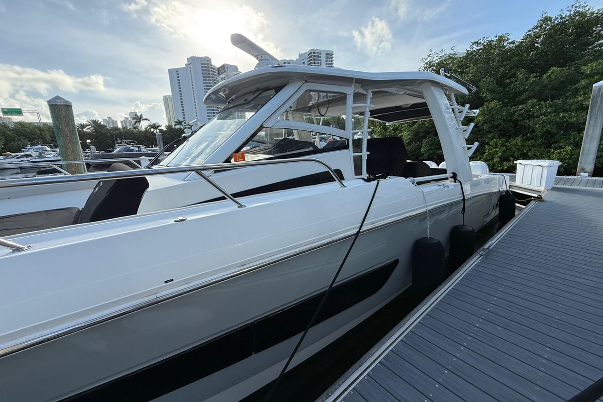 2020 Boston Whaler 42