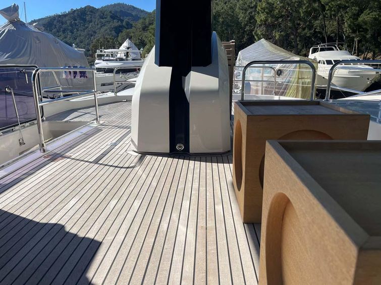 2018-75-6-monte-carlo-yachts-mcy-76