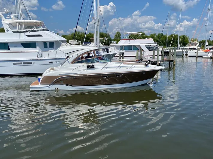 Vertical 6 Yacht Photos Pics 