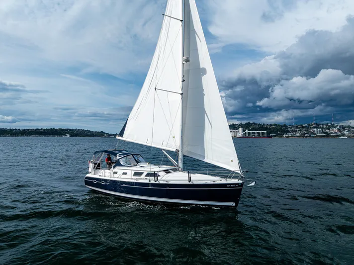 Selkie Yacht Photos Pics 2007 Hunter 41 Deck Salon sailing on a scenic, cloudy day.