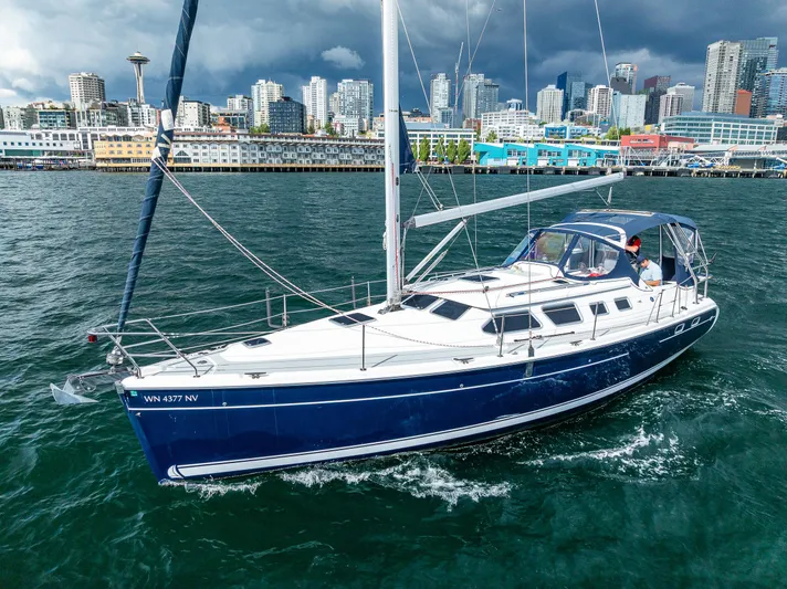Selkie Yacht Photos Pics 2007 Hunter 41 Deck Salon sailing near urban skyline under cloudy skies.