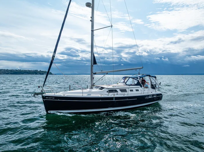 Selkie Yacht Photos Pics 2007 Hunter 41 Deck Salon sailboat cruising on open water under a cloudy sky.