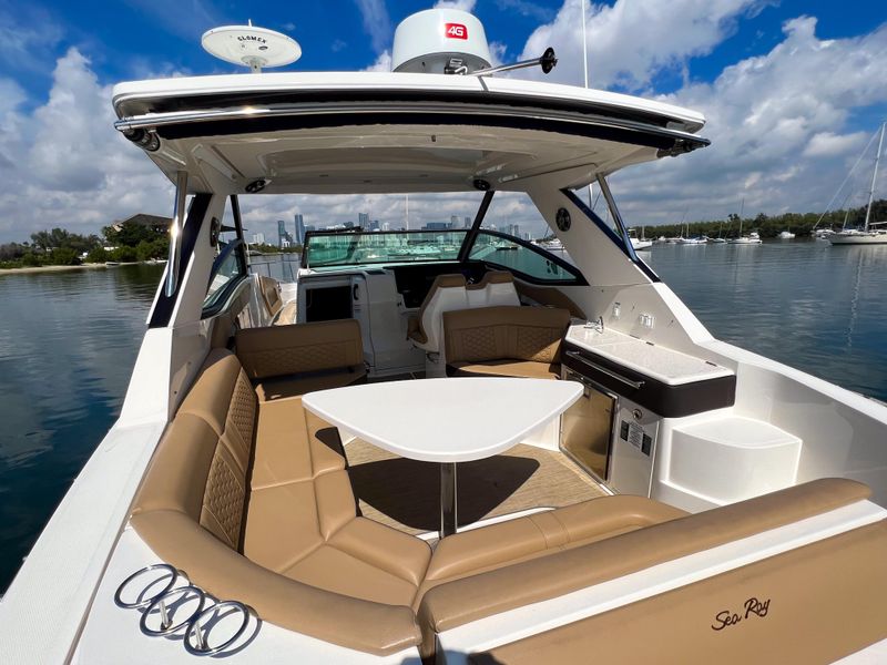 2019 Sea Ray 320 Sundancer