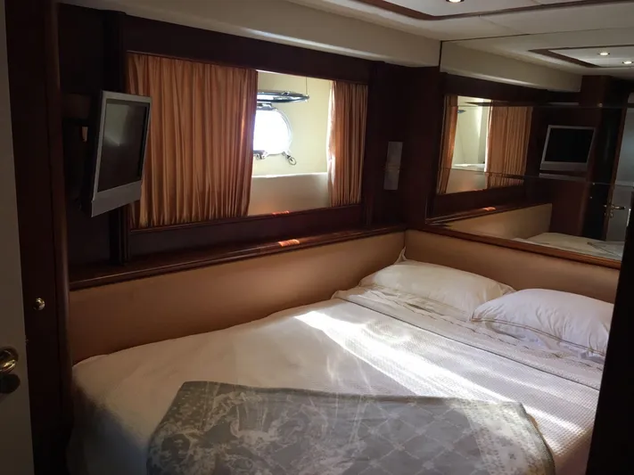  Yacht Photos Pics Luxurious cabin on a 2004 Azimut 85 yacht.