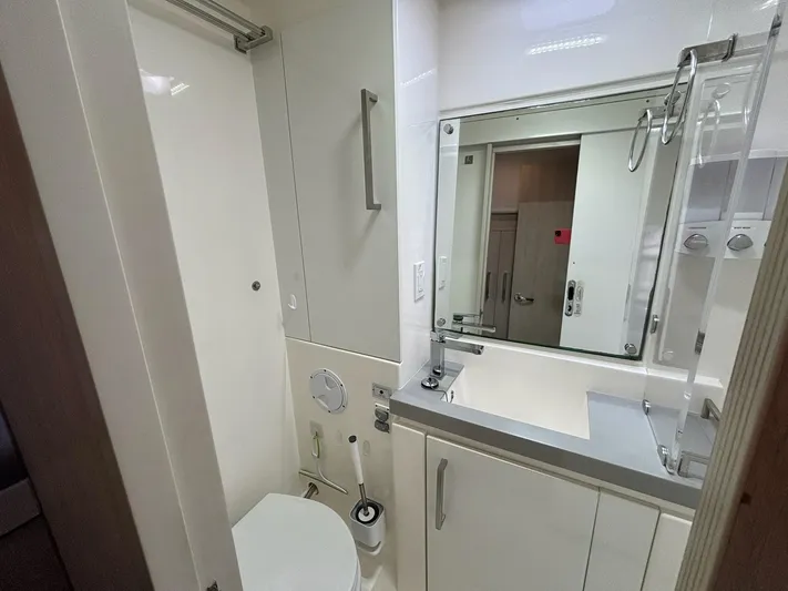  Yacht Photos Pics Modern bathroom on Leopard 58 yacht, year 2019.