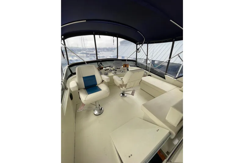 Blue Fish Yacht Photos Pics 1988 Tollycraft 44CPMY yacht interior with helm, seating, and panoramic windows.