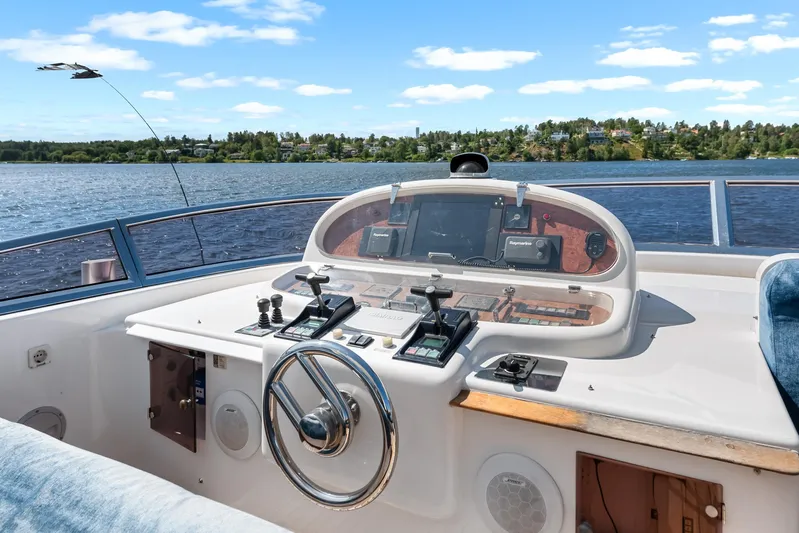  Yacht Photos Pics Helm of 2000 Horizon Elegance 80 yacht with scenic water view.