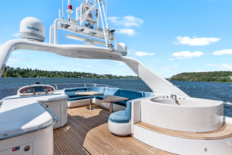  Yacht Photos Pics Luxurious Horizon Elegance 80 yacht deck with seating and jacuzzi, 2000 model.