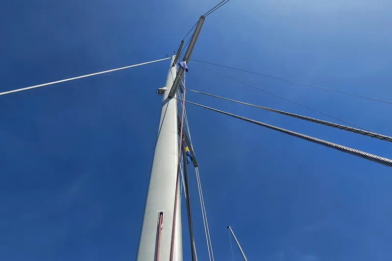  Yacht Photos Pics Mast of 2007 Dufour 425 Grand Large sailboat against clear blue sky.