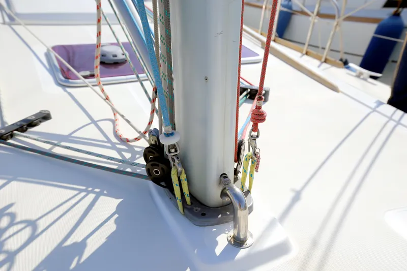  Yacht Photos Pics Close-up of Dufour 425 GL sailboat rigging, showcasing ropes and fittings, 2007 model.