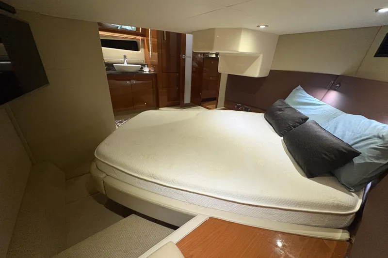 Skalywag VI Yacht Photos Pics Luxurious bedroom interior of 2015 Sea Ray 470 Sundancer yacht with cozy bed and modern amenities.