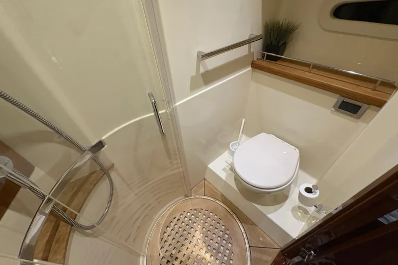 Skalywag VI Yacht Photos Pics Bathroom interior of 2015 Sea Ray 470 Sundancer yacht, featuring shower and toilet.