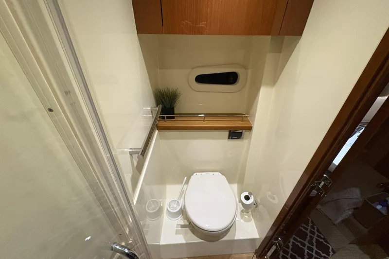 Skalywag VI Yacht Photos Pics Luxurious bathroom in 2015 Sea Ray 470 Sundancer yacht, featuring modern amenities and elegant design.