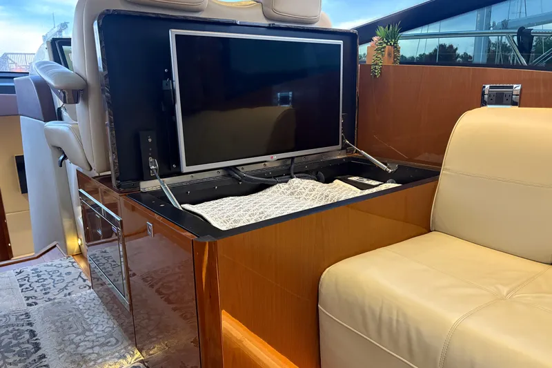Skalywag VI Yacht Photos Pics 2015 Sea Ray 470 Sundancer interior with hidden TV and luxurious seating.