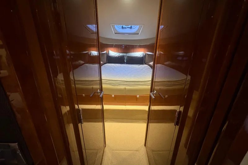 Skalywag VI Yacht Photos Pics Luxurious cabin interior of 2015 Sea Ray 470 Sundancer yacht with cozy bedding.