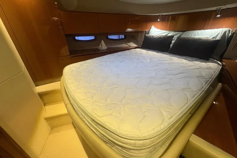 Skalywag VI Yacht Photos Pics Luxurious bedroom interior of 2015 Sea Ray 470 Sundancer yacht with plush bedding.