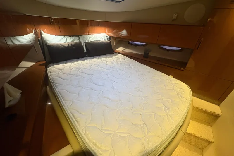 Skalywag VI Yacht Photos Pics Luxurious cabin interior of 2015 Sea Ray 470 Sundancer yacht with comfortable bedding.