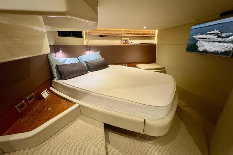 Skalywag VI Yacht Photos Pics Luxurious 2015 Sea Ray 470 Sundancer yacht cabin with cozy bed and modern decor.