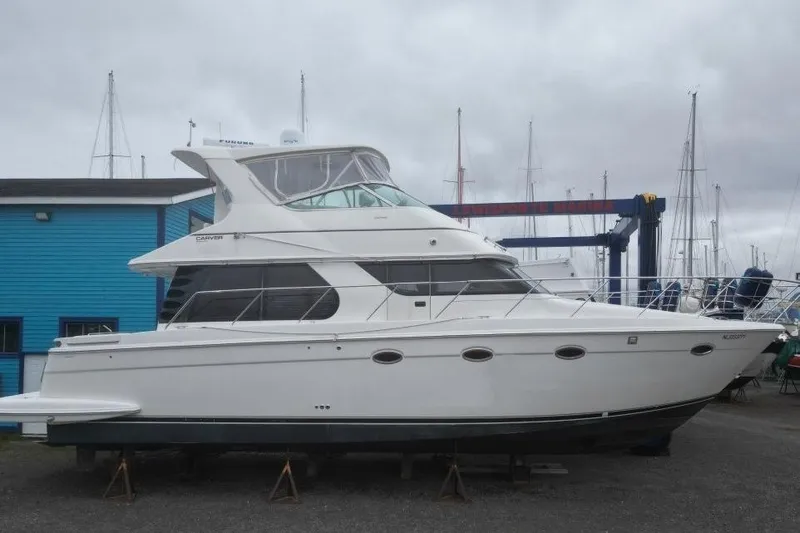 Yacht Photos Pics 2004 Carver 450 Voyager Pilothouse yacht on display at a marina.
