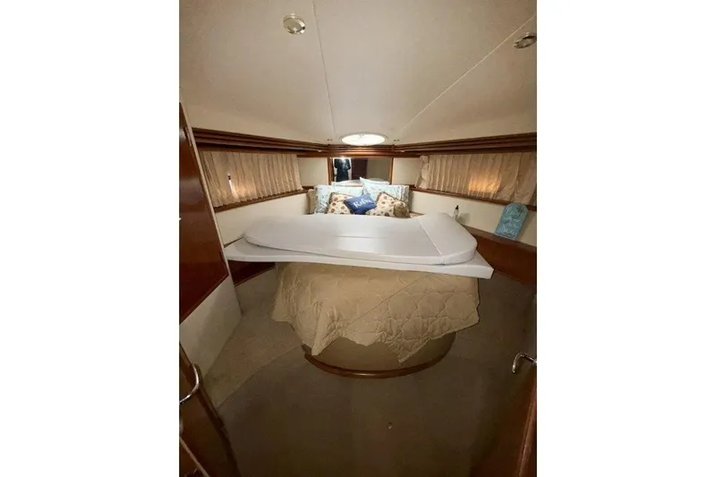  Yacht Photos Pics Luxurious interior of 2004 Carver 450 Voyager Pilothouse yacht bedroom.