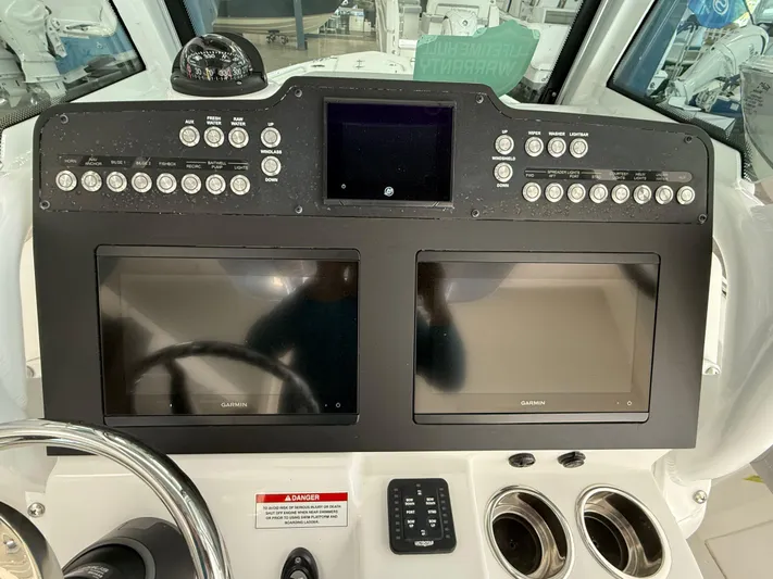  Yacht Photos Pics 2025 Everglades 253 Cc - Image 14