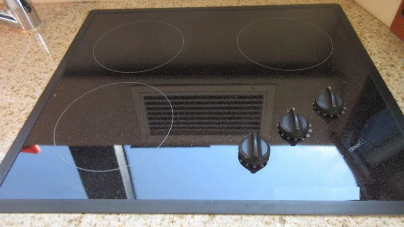  Yacht Photos Pics Ceramic cooktop with three knobs on a Carver 450 Voyager Pilothouse, 2004 model.