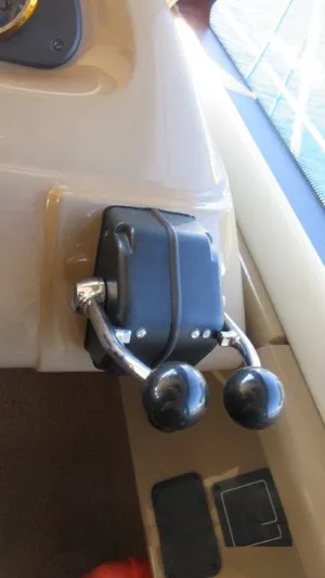  Yacht Photos Pics Throttle controls on a 2004 Carver 450 Voyager Pilothouse yacht.