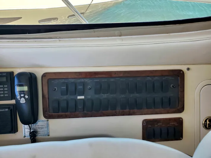 Sunbear Express Yacht Photos Pics Control panel of a 2001 Sea Ray 510 Sundancer yacht cockpit.