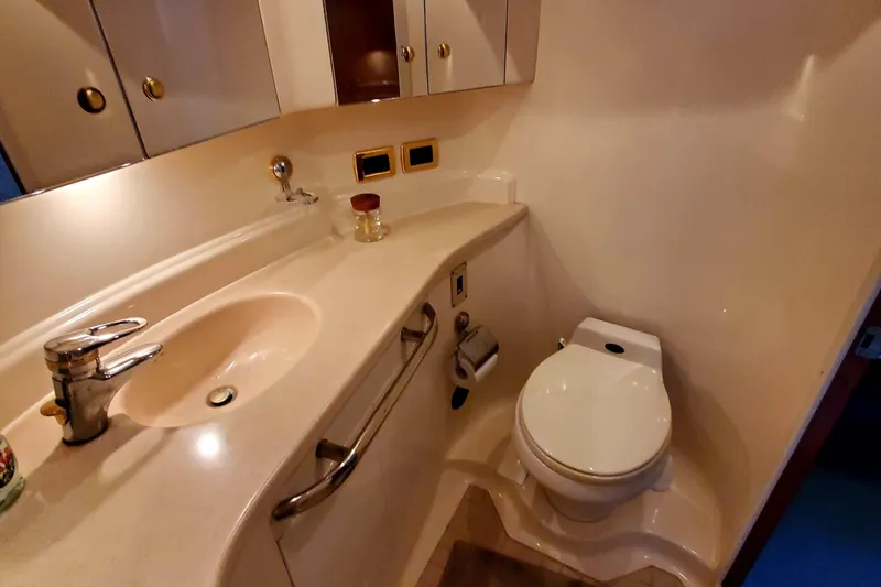 Sunbear Express Yacht Photos Pics Luxurious bathroom in 2001 Sea Ray 510 Sundancer yacht with sink and toilet.