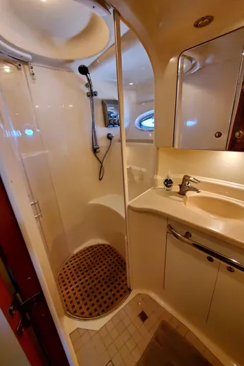 Sunbear Express Yacht Photos Pics Luxurious bathroom in 2001 Sea Ray 510 Sundancer yacht with shower and sink.