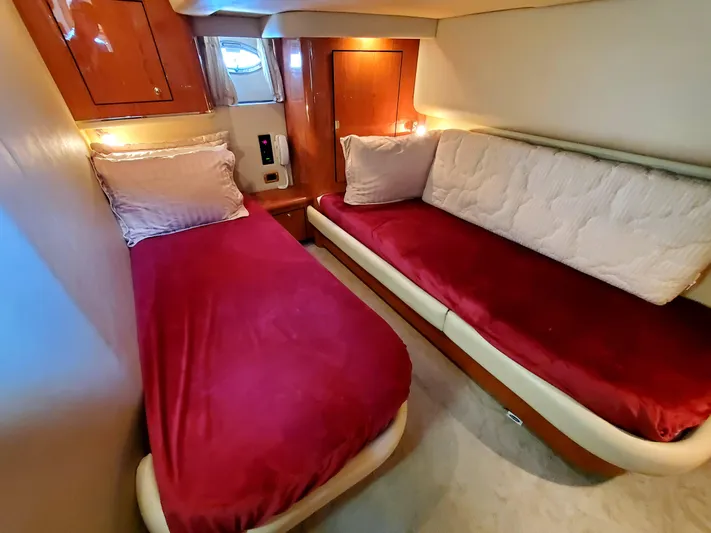 Sunbear Express Yacht Photos Pics 2001 Sea Ray 510 Sundancer cabin with twin beds and red bedding.