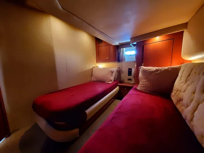 Sunbear Express Yacht Photos Pics Interior cabin of 2001 Sea Ray 510 Sundancer with twin beds and warm lighting.