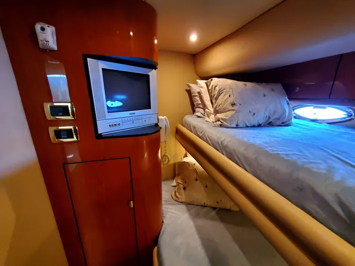 Sunbear Express Yacht Photos Pics Interior cabin of 2001 Sea Ray 510 Sundancer with bed and TV.