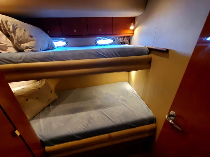 Sunbear Express Yacht Photos Pics Bunk beds in 2001 Sea Ray 510 Sundancer yacht cabin with porthole windows.