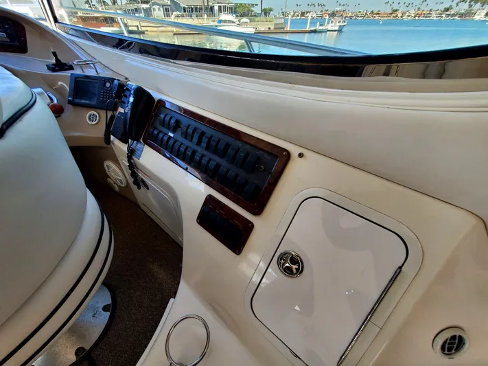 Sunbear Express Yacht Photos Pics Interior view of 2001 Sea Ray 510 Sundancer yacht control panel by the marina.