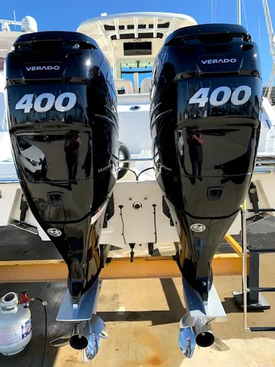  Yacht Photos Pics Twin 400 Verado engines on a 2020 Boston Whaler 280 Outrage boat.