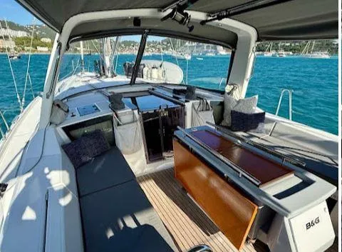 Wanderer Yacht Photos Pics 2019 Beneteau Oceanis 41.1 yacht interior with seating, table, and ocean view.