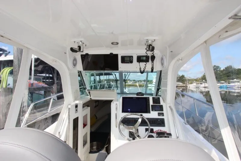 No Name Yacht Photos Pics Interior view of a 2015 True World Marine TE 289 boat cockpit with navigation equipment.