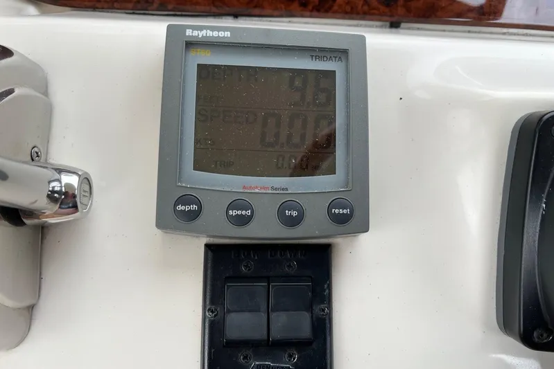  Yacht Photos Pics Raytheon ST60 Tridata display on 2000 Sea Ray 400 Sedan Bridge dashboard.