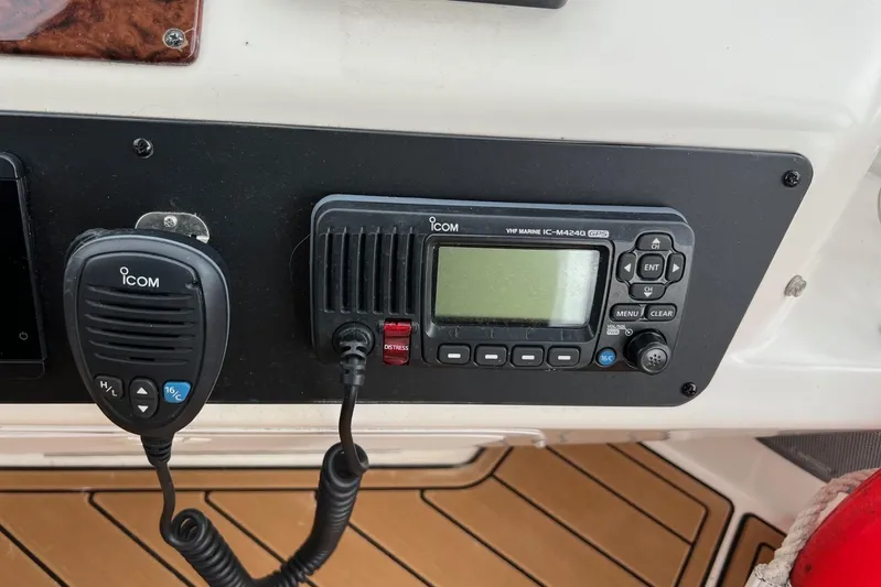  Yacht Photos Pics ICOM VHF marine radio on 2000 Sea Ray 400 Sedan Bridge dashboard.