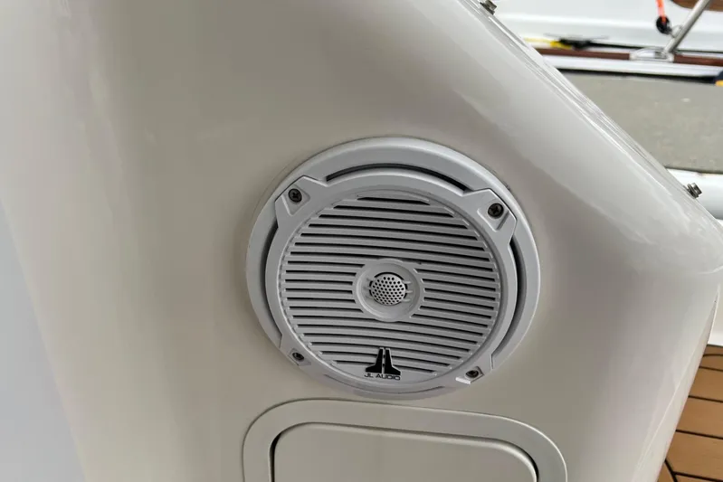 Yacht Photos Pics Speaker on a 2000 Sea Ray 400 Sedan Bridge yacht, featuring JL Audio branding.
